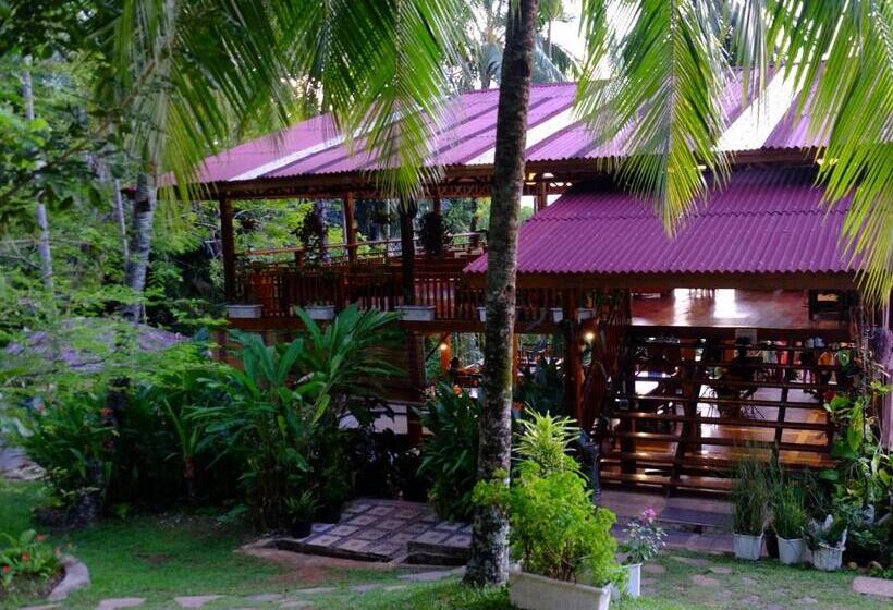 ユースホステル Air Manis Hillside Villa Cafe & Resto