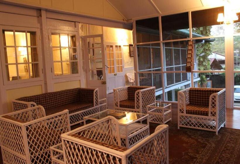 هتل Chowkidinghee Heritage Chang Bungalow