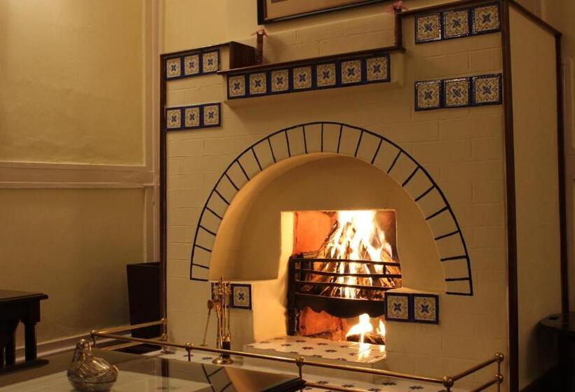 هتل Chowkidinghee Heritage Chang Bungalow