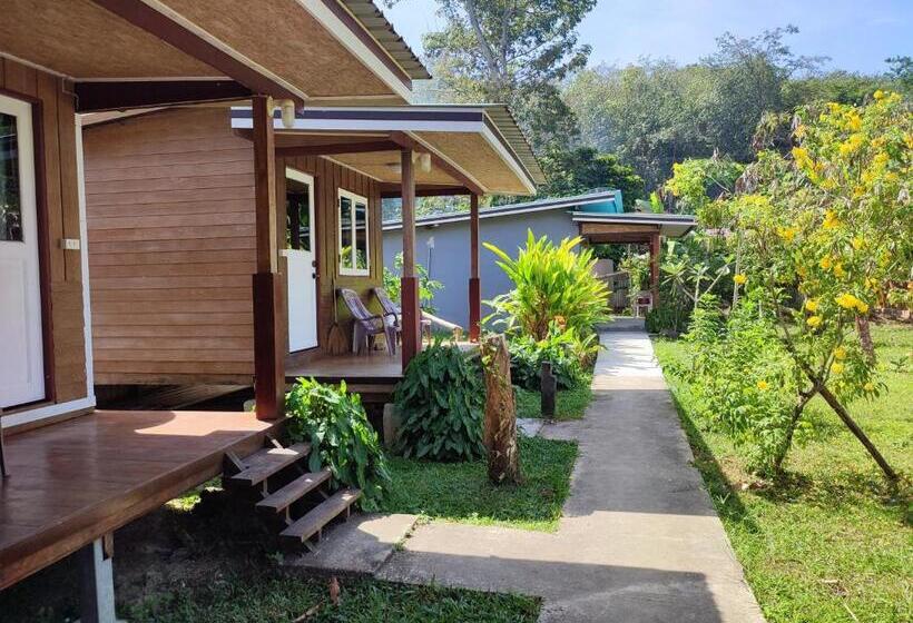 בית מלון כפרי Our Village Farmstay Kohmook