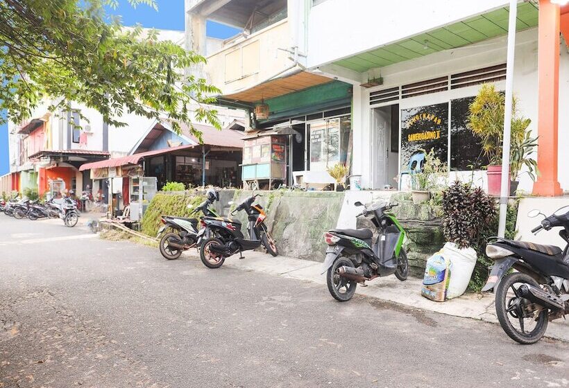 酒店 Spot On 91968 Penginapan Saweri Gading