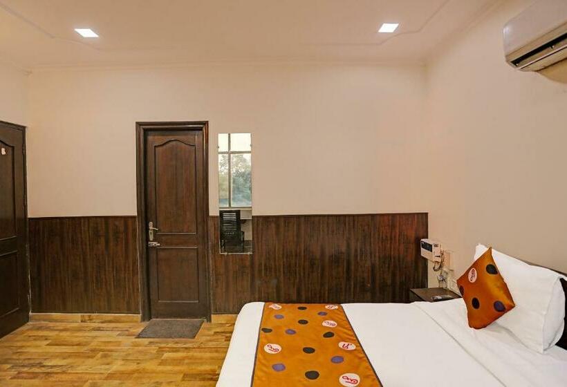 בית מלון כפרי Grand Tushar Ghaziabad Railway Station