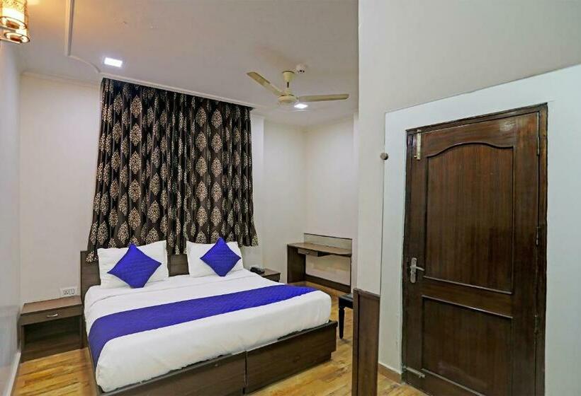 בית מלון כפרי Grand Tushar Ghaziabad Railway Station