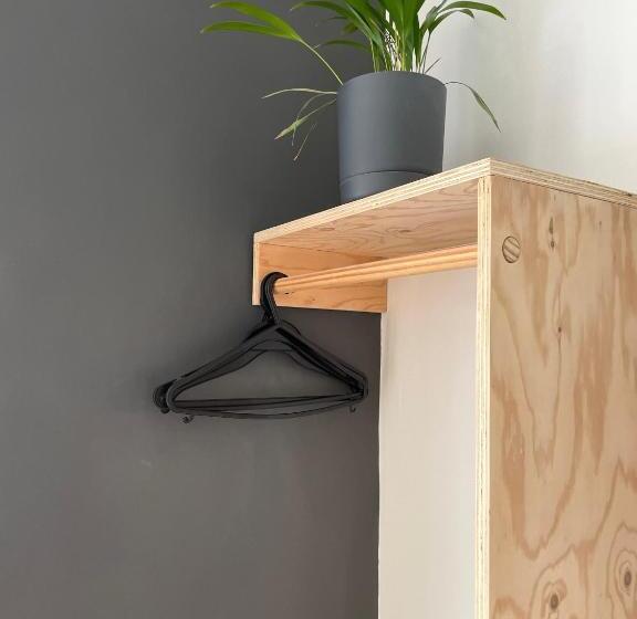 Общежитие Breakers Guest House