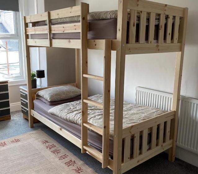 Общежитие Breakers Guest House