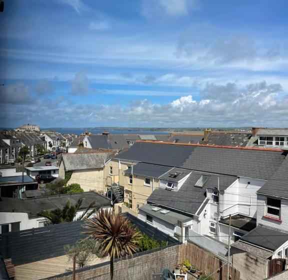 Общежитие Breakers Guest House