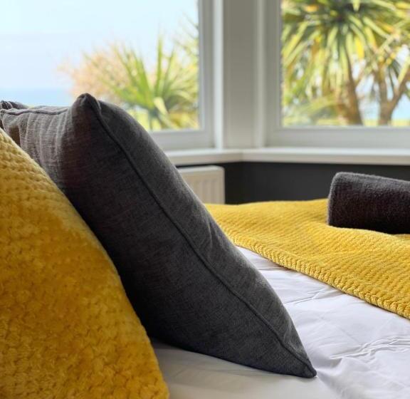 Общежитие Breakers Guest House