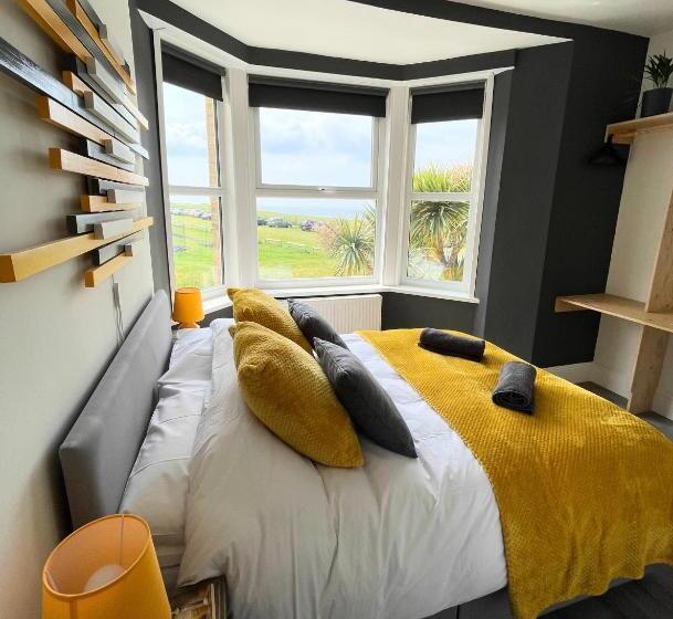 Общежитие Breakers Guest House