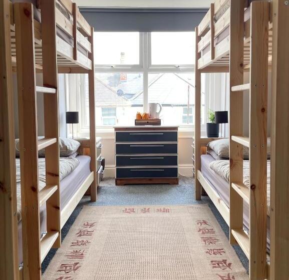 Общежитие Breakers Guest House