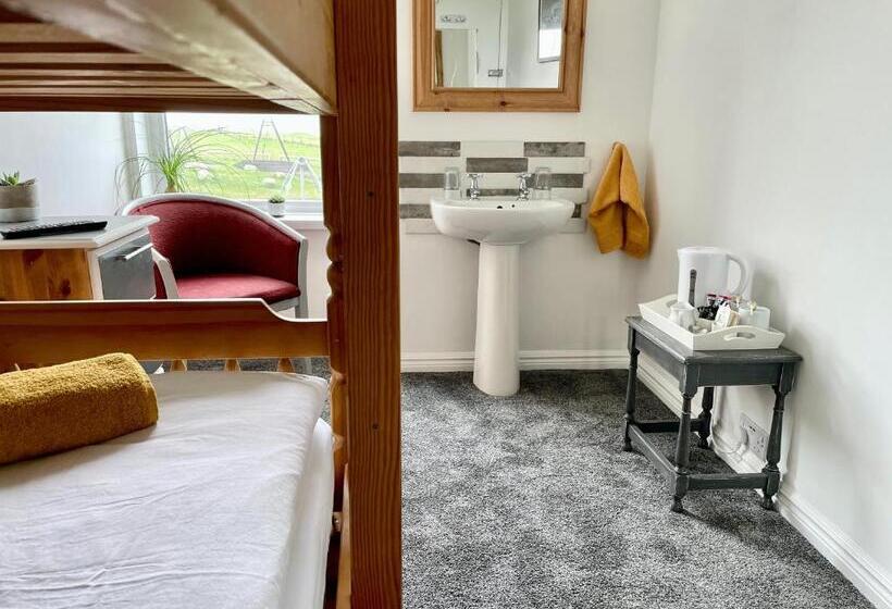 Общежитие Breakers Guest House