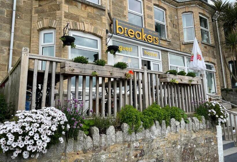 Общежитие Breakers Guest House