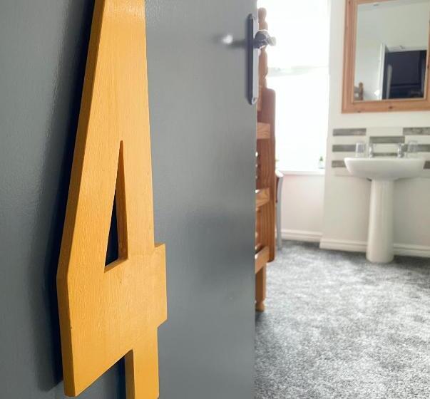 Общежитие Breakers Guest House