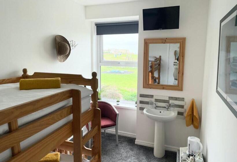 Общежитие Breakers Guest House