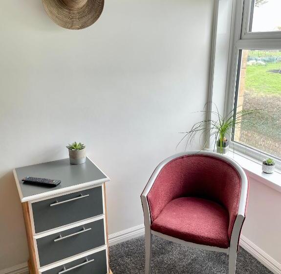 Общежитие Breakers Guest House