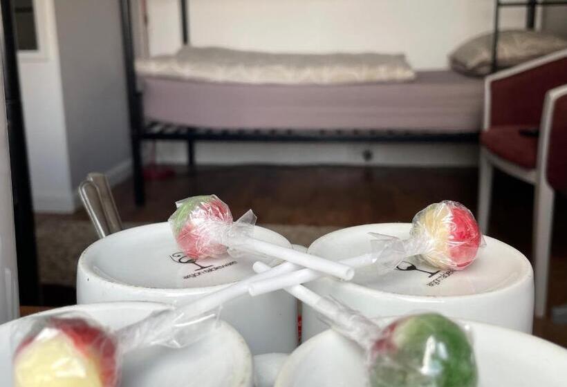 Общежитие Breakers Guest House