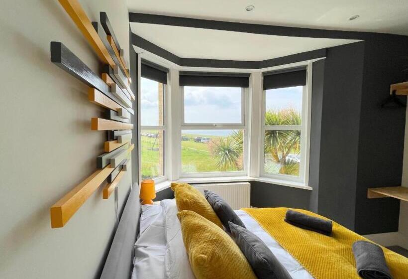 Общежитие Breakers Guest House