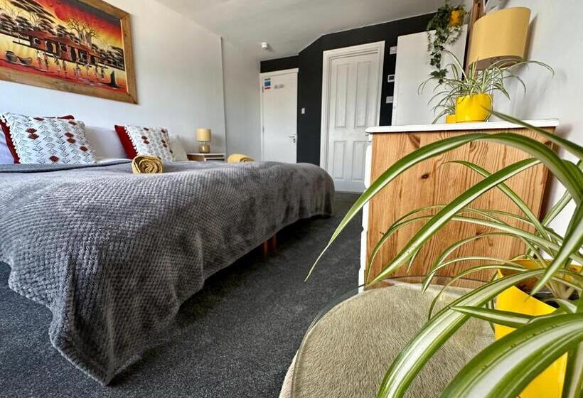 Общежитие Breakers Guest House