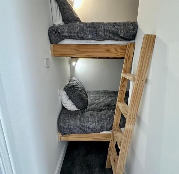 Общежитие Breakers Guest House