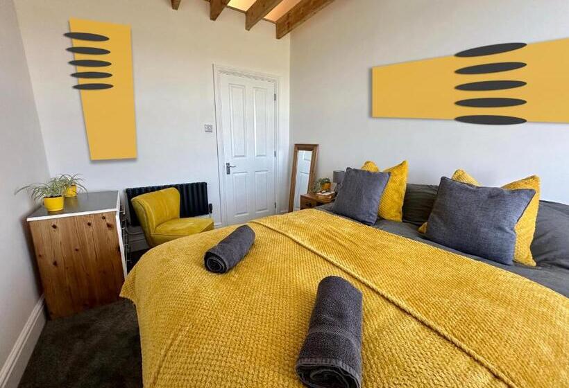 Общежитие Breakers Guest House