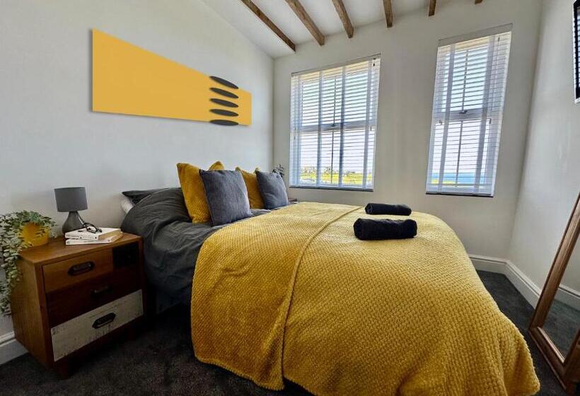 Общежитие Breakers Guest House