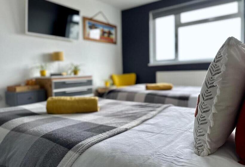 Общежитие Breakers Guest House