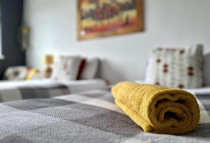 Общежитие Breakers Guest House