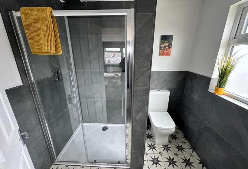 Общежитие Breakers Guest House