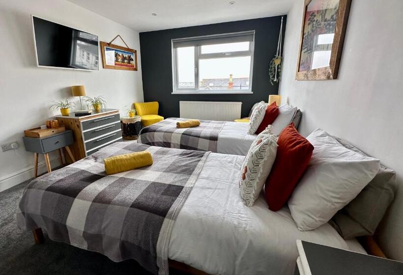 Общежитие Breakers Guest House