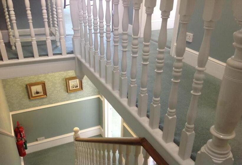 민박 Bassets House