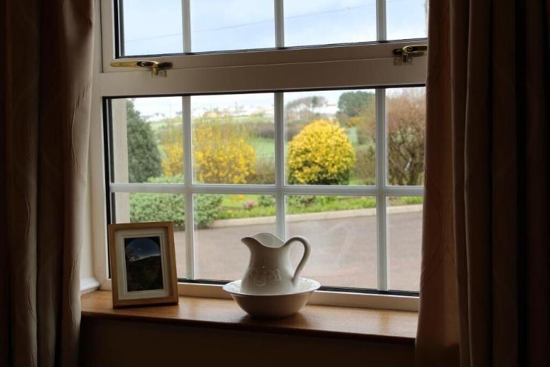 Bed and Breakfast Carnalbanagh House