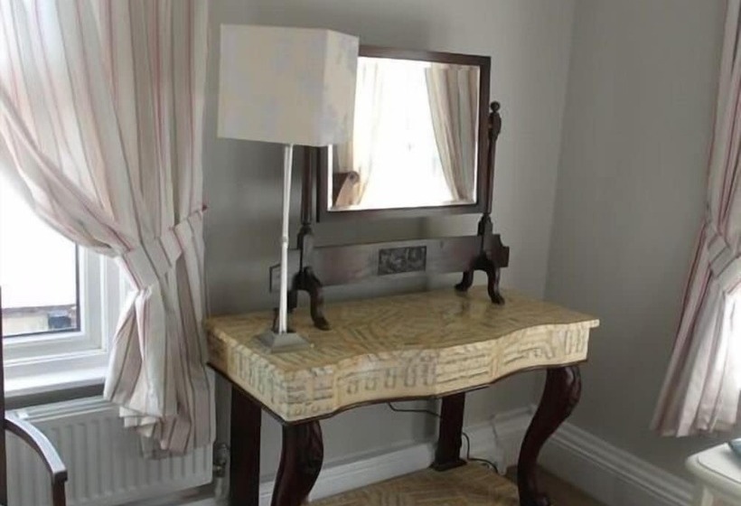 Bed and Breakfast Hooray Henrys