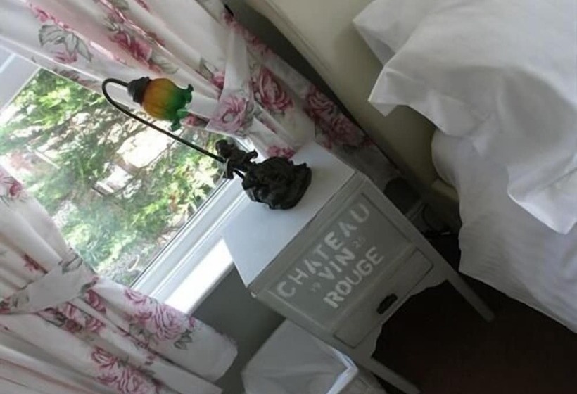 Bed and Breakfast Hooray Henrys