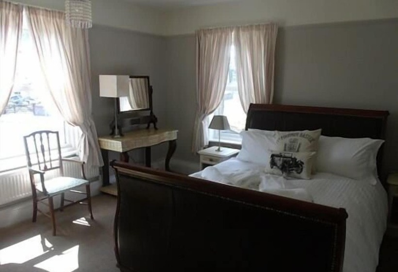 Bed and Breakfast Hooray Henrys