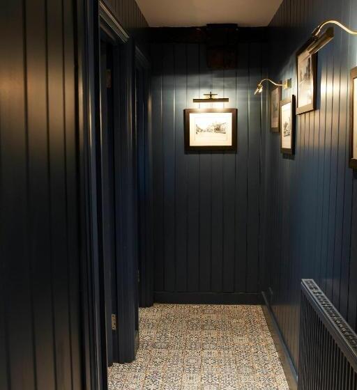 Отель Bel And The Dragon Kingsclere