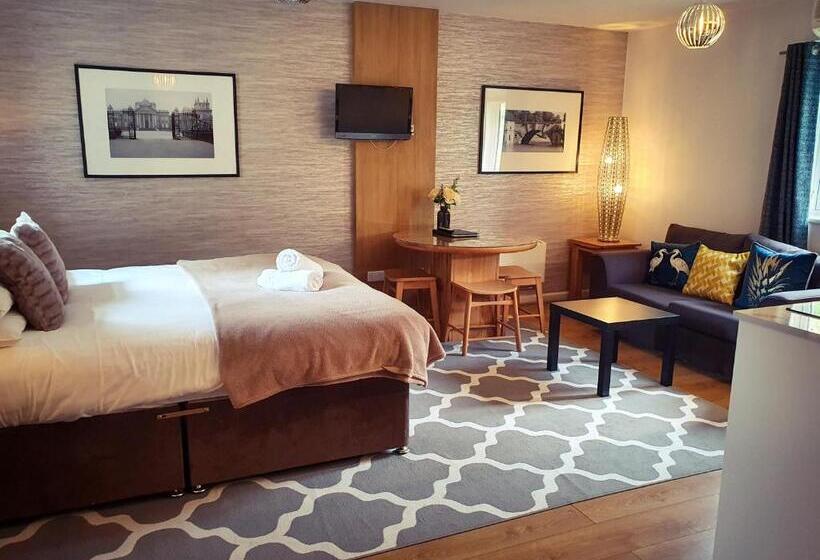 호텔 The Churchill Court