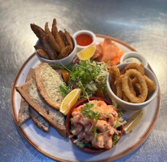 בית מלון כפרי Lakeside Lodge