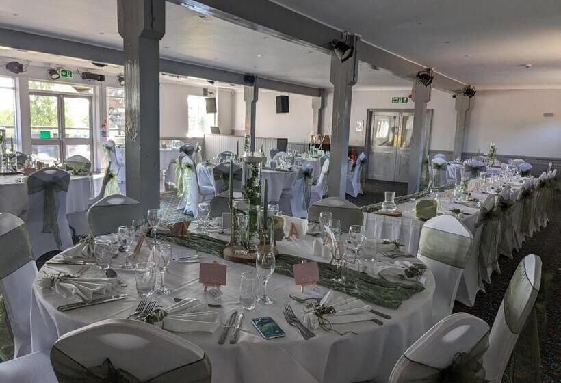 בית מלון כפרי Lakeside Lodge