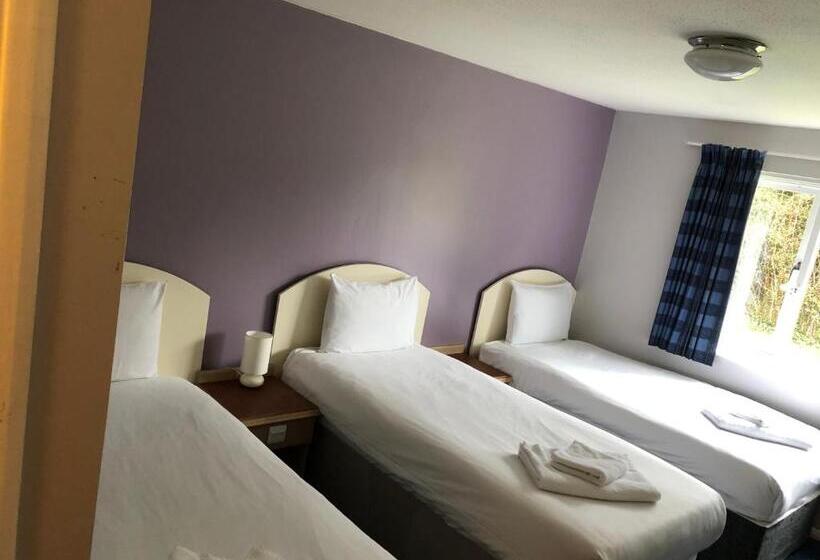 Отель Redwings Lodge Baldock