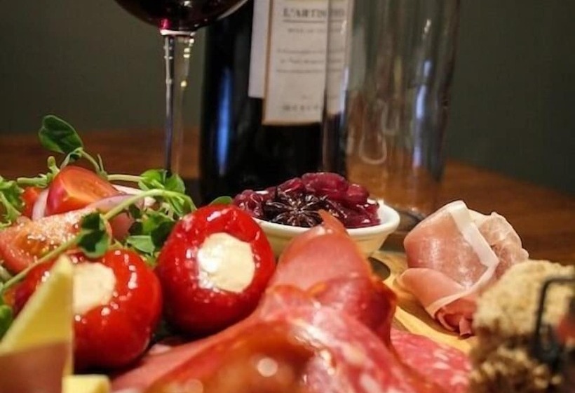 בית מלון כפרי The Charlton Inn