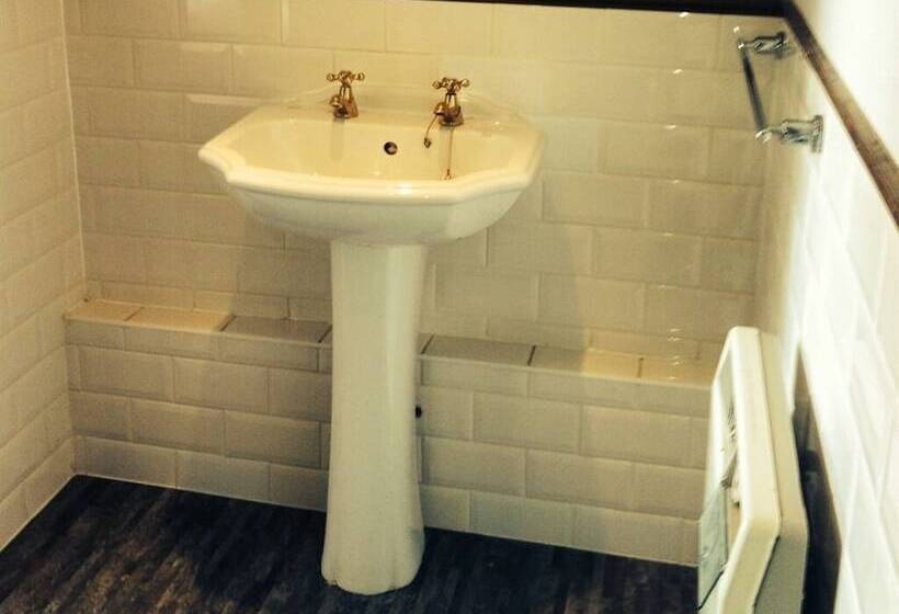 בית מלון כפרי The Charlton Inn