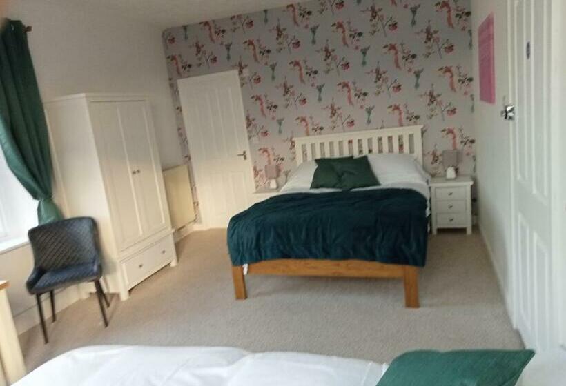 호텔 The Coldstreamer Inn