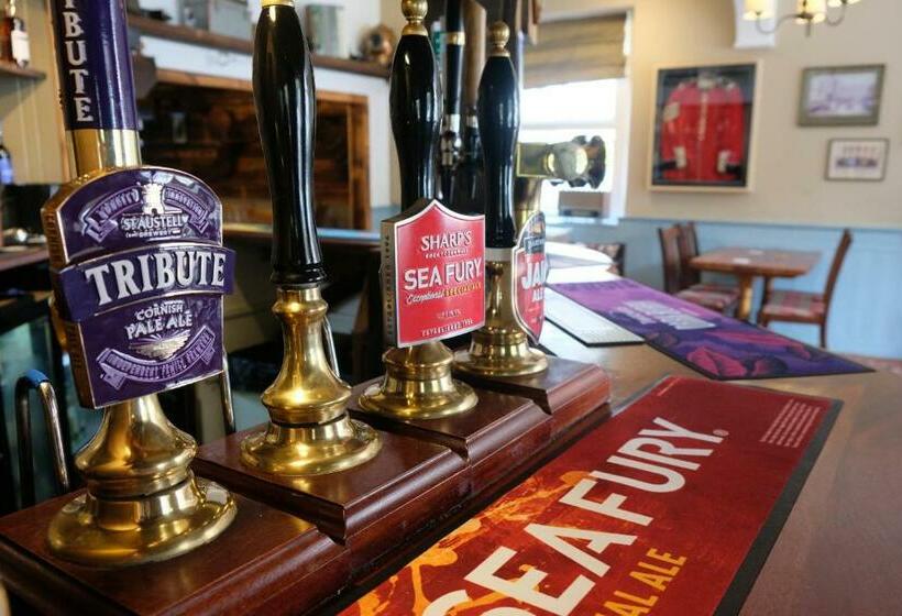 호텔 The Coldstreamer Inn