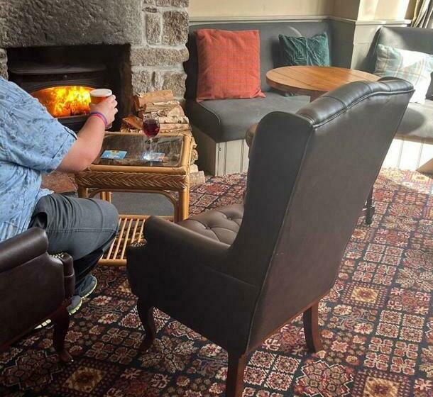 호텔 The Coldstreamer Inn