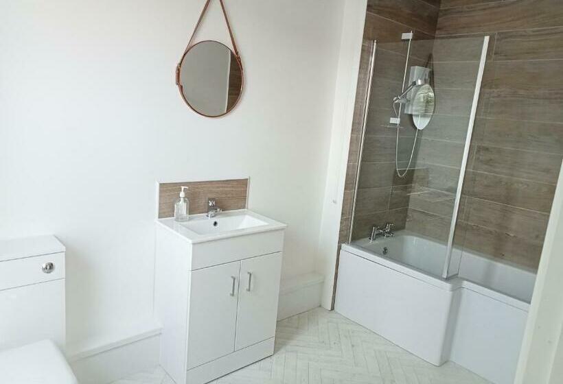 호텔 The Coldstreamer Inn