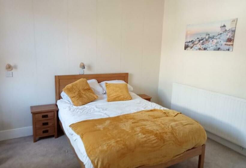 호텔 The Coldstreamer Inn