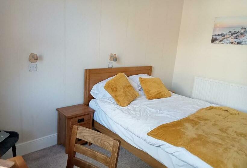 호텔 The Coldstreamer Inn