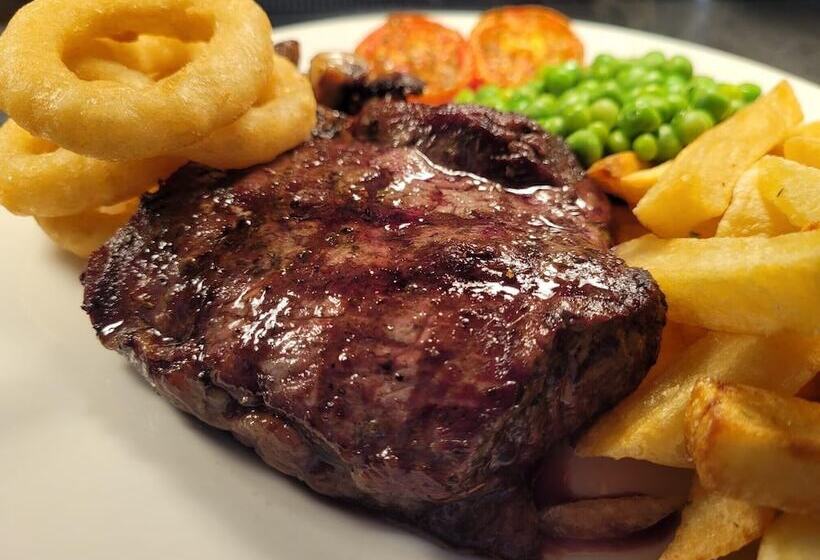 酒店 The Dolphin Inn