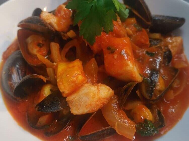 酒店 The Dolphin Inn