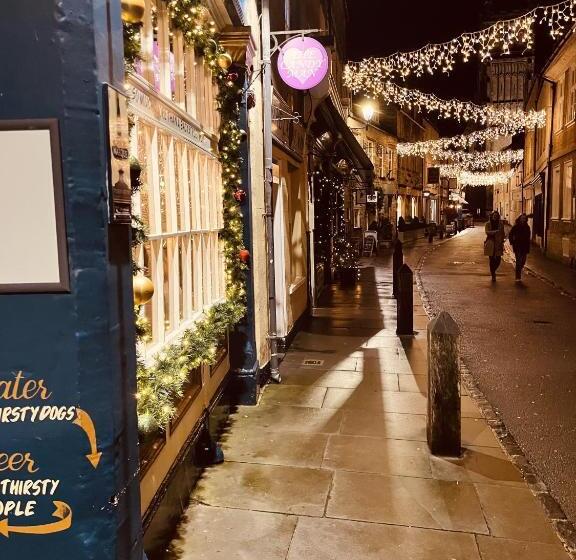 בית מלון כפרי The Golden Cross