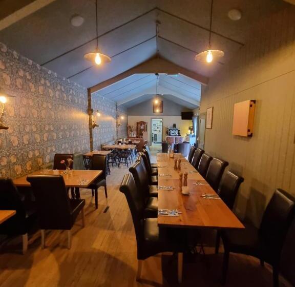 בית מלון כפרי The Golden Cross